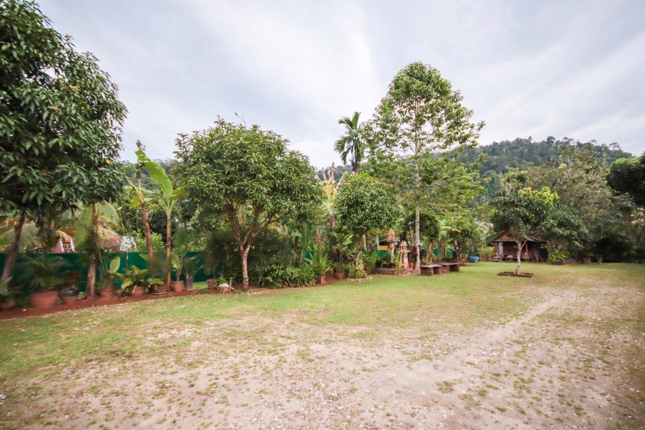 Oyo 75312 Banana Lodge Khao Lak Exterior foto